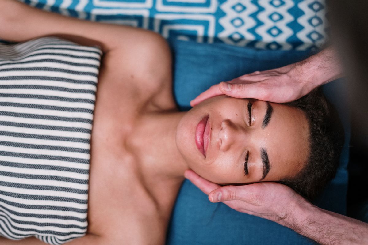 Sanfte Massage in warmem Licht
